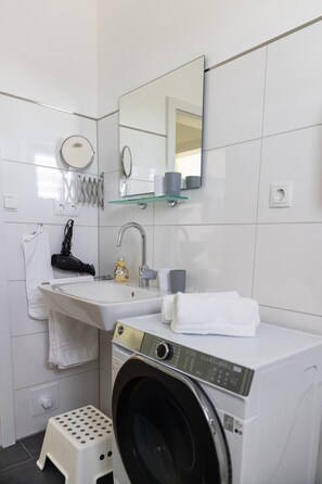 Dusche, Haartrockner, Handtücher