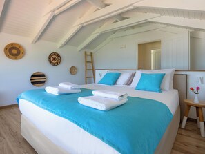 Luxe penthouse, balkon, uitzicht op zee | Een kluis op de kamer, een bureau, een laptopwerkplek