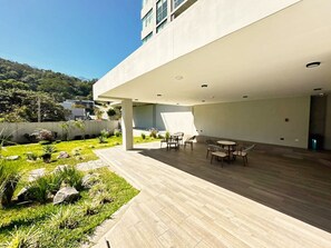 Outdoor dining - Big & Modern Apartment with Great Amenities: Children’s Playroom, Pool & Gym! (Nuevo Cuscatlan)
