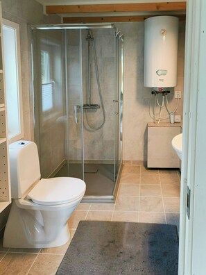 Shower - Newly built cottage by the shore of Lake Vättern (Karlsborg)