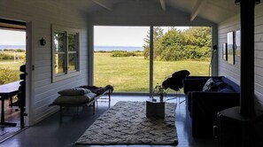TV, fireplace - Wake up with water views from Omø (Omø)