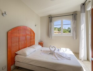 3 bedrooms, bed sheets - 3-bedroom Provencal Retreat for 8 (Callian)
