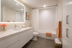 Classic-Zimmer, Stadtblick | Badezimmer | Kostenlose Toilettenartikel, Haartrockner, Handtücher, Seife