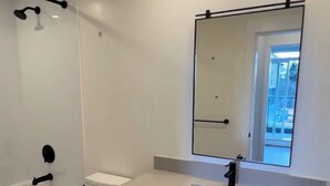 Haartrockner, Handtücher, Seife, Toilettenpapier