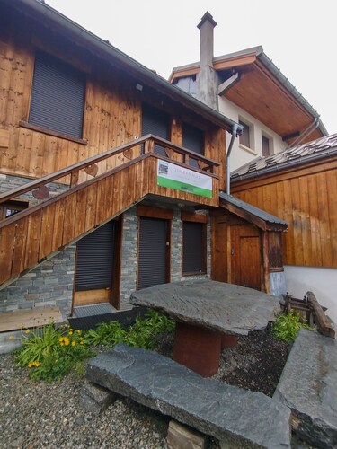 Beautiful little mountain cabin, sleeps 8