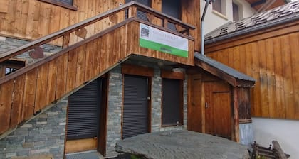 Beautiful little mountain cabin, sleeps 8