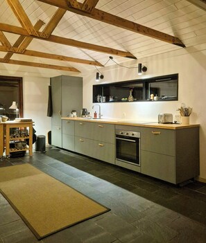 Oven, dishwasher, coffee/tea maker - 70s house with design, soul, and rustic details (Fjellerup Strand)