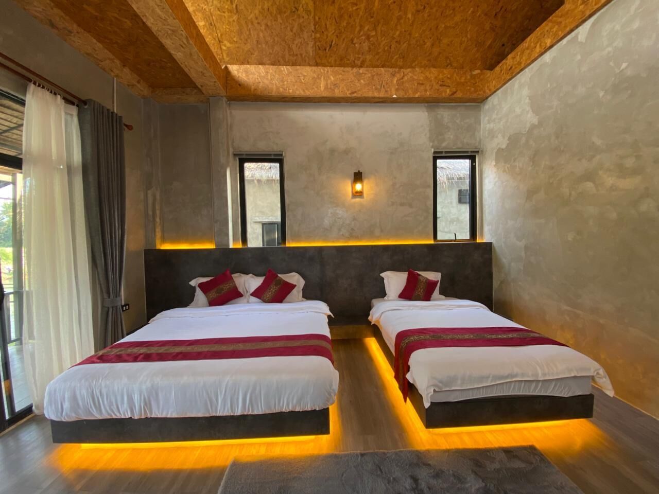 Family Room, Hot Tub, River View | Egyptian cotton sheets, premium bedding, free minibar, laptop workspace