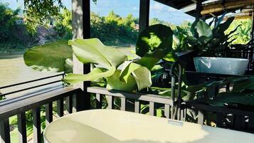Grand-Zimmer, Whirlpool, Flussblick | Balkon