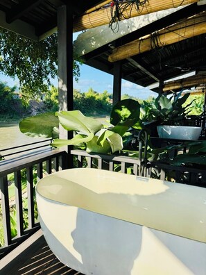 Habitación Grand, hidromasaje, vista al río | Balcón