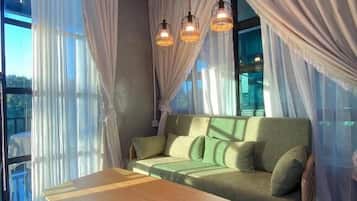 Deluxe Double Room, Balcony, River View | Living area