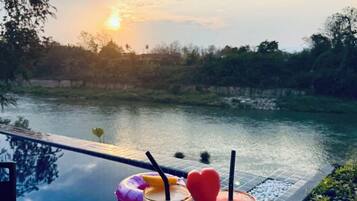 Grand-Zimmer, Whirlpool, Flussblick | Blick auf die Anlage