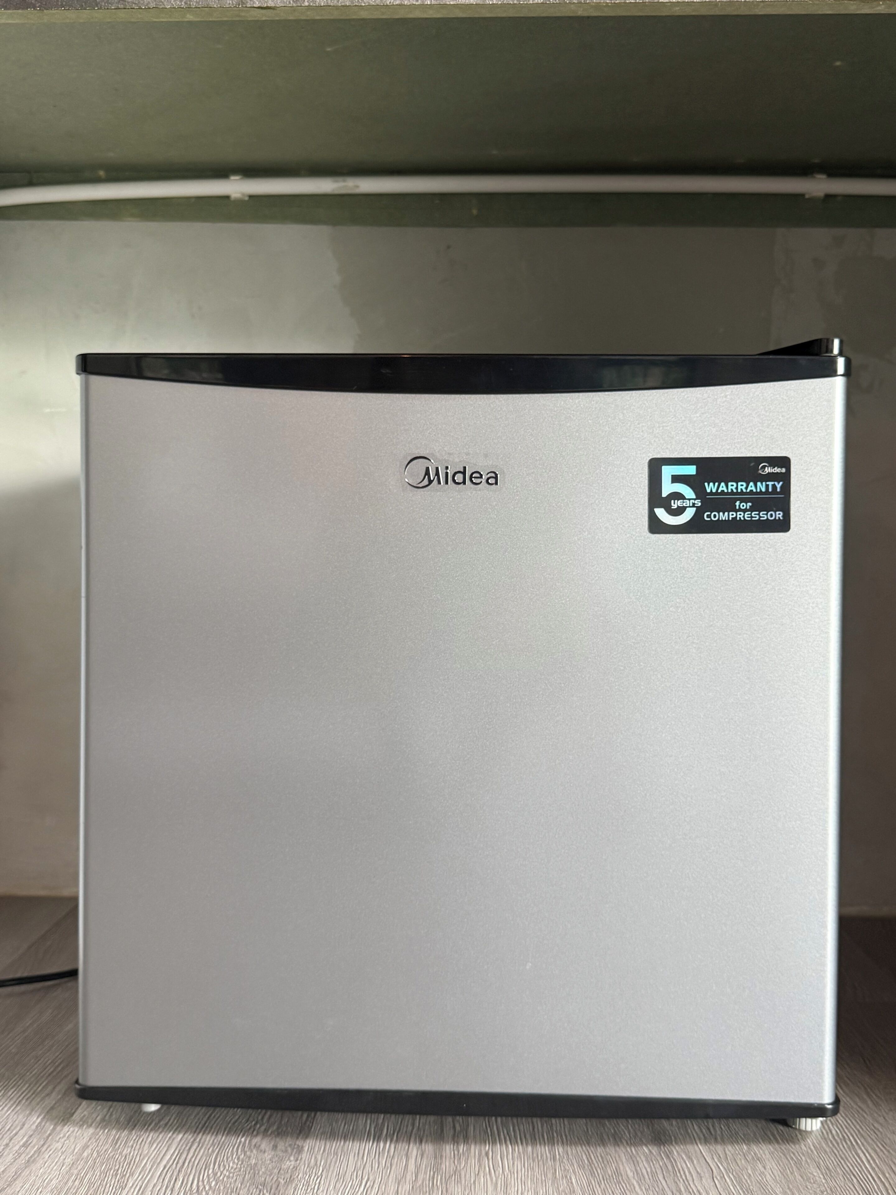 Un refrigerador Midea con garantía de 5 años en el compresor.