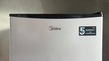 Un refrigerador Midea con garantía de 5 años en el compresor.
