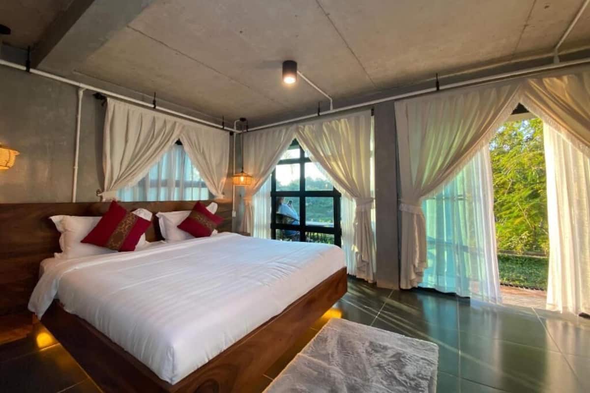 Chambre Double Deluxe, balcon, vue fleuve | Draps en coton égyptien, literie de qualité supérieure