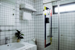 Studio tiện nghi đơn giản, quang cảnh thành phố | Phòng tắm | Buồng tắm vòi sen, đồ dùng nhà tắm miễn phí, máy sấy tóc, khăn tắm 