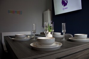 Dining - Modern 3BR Stay for 8 | Easy City Access + Parking + Pool Table for Family Fun (Manchester)