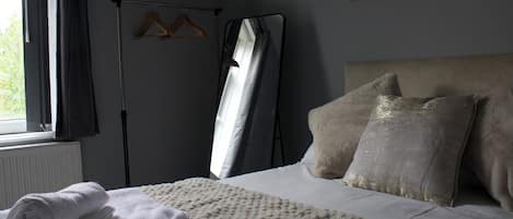 Iron/ironing board, WiFi, bed sheets