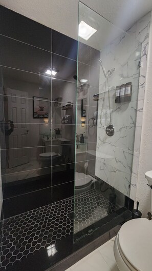 Shower, hair dryer, towels, soap - Cozy and charming 1-bedroom apartment in residential area and safe neighborhood (Hialeah)