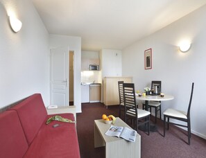 Apartment | Private kitchen - Elegant Vineyard Stay for Three (Epernay)