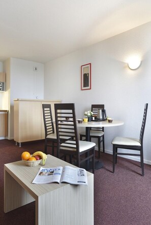 Apartment | Dining - Elegant Vineyard Stay for Three (Epernay)