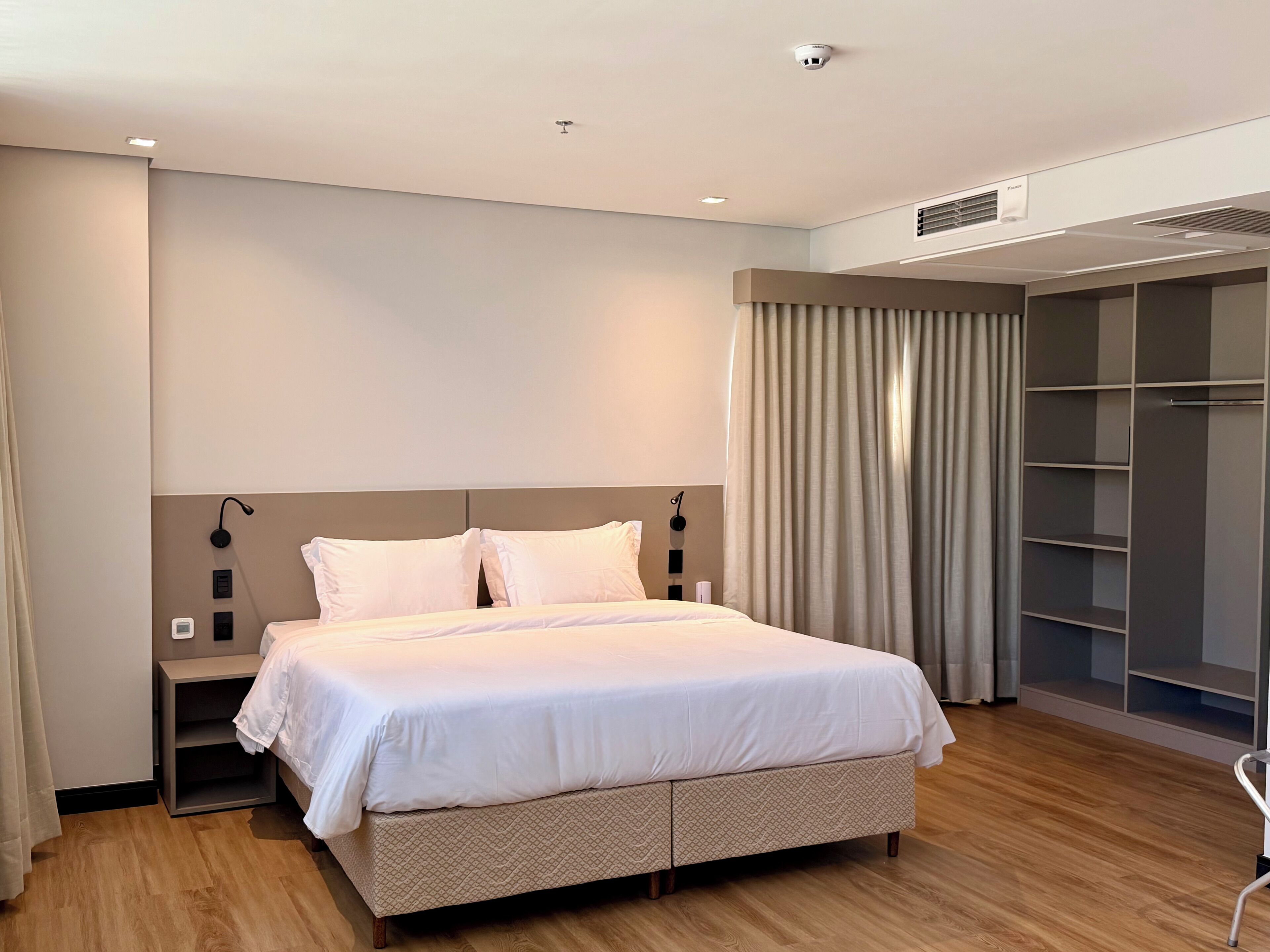 Minibar y caja de seguridad en la habitación 