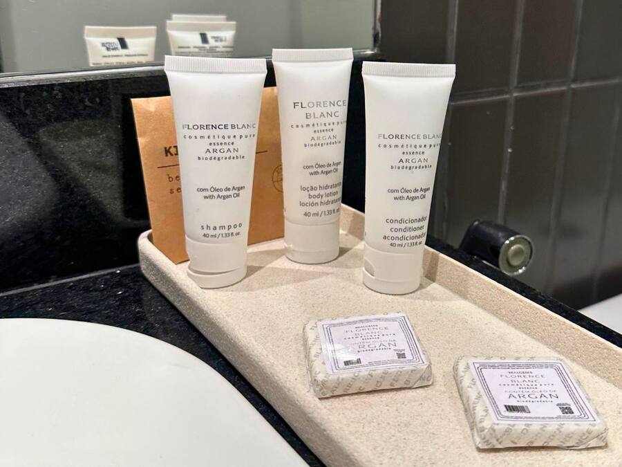 Kosmetika auf einer Badezimmer Arbeitsfläche.