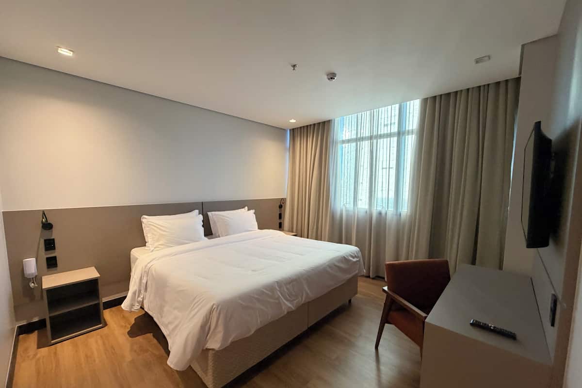 Minibar, in-room safe, laptop workspace, iron/ironing board