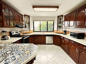 Private kitchen - Stunning 5BR Villa with Private Pool in Escalón (San Salvador)