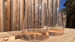 To klare glas med 'Eifel-Quartier' indgraveret, stående på en træoverflade.