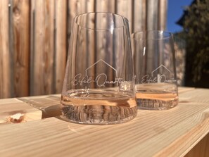 Zwei klare Gläser mit dem aufgetragenen Schriftzug 'Eifel-Quartier', platziert auf einer Holzoberfläche.