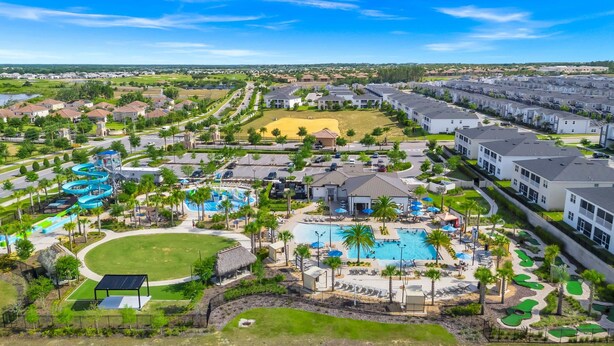 Ein Wohngebiet mit Schwimmbad, Wasserpark und Golfplatz.