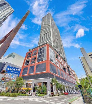 Exterior - 27th Floor Luxury 1BR with  Balcony & Pool (Miami)