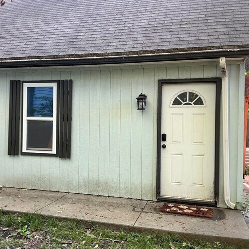  1-bedroom above garage apartment just a few blocks from downtown Overland Park