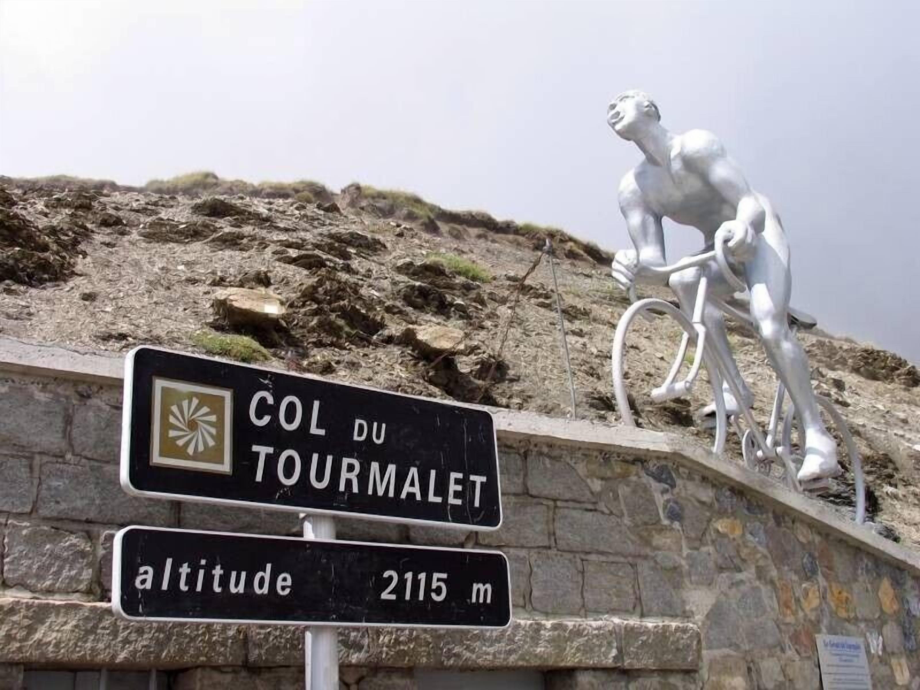 Un panneau indiquant le « COL DU TOURMALET » avec une altitude de 2 115 mètres.
