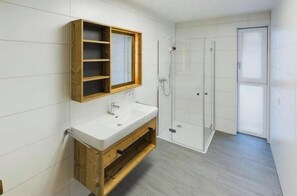 Shower, hair dryer, towels, soap - Bergfeuer Lodge Lechtal - Modern vacation apartment with mountain view & balcony (Stockach)