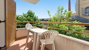 Outdoor dining - Charming Studio - Sleeps 2 - Very Bright (Grasse)