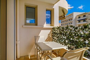 Outdoor dining - “Castel Plage” Apartment with Sea View, Wi-Fi, and Air Conditioning (Cannes)