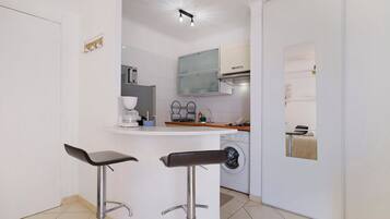 Réfrigérateur, four à micro-ondes, surface de cuisson, cafetière-théière