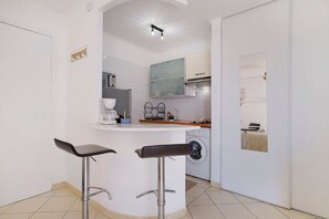 Fridge, microwave, stovetop, coffee/tea maker - Castel Plage Apartment at the Foot of Le Suquet (Cannes)