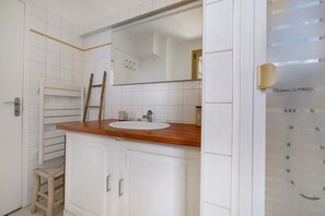 Suihku, hiustenkuivaaja, pyyhkeet