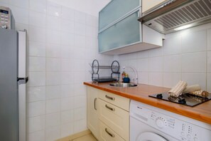 Fridge, microwave, stovetop, coffee/tea maker - “Castel Plage” Apartment with Sea View, Wi-Fi, and Air Conditioning (Cannes)