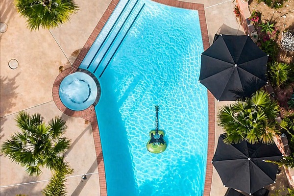 Johnnys Rocking Guitar pool & spa w/ 6 loungers
