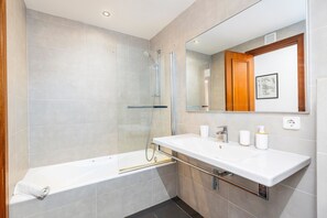 Douche, sèche-cheveux, serviettes fournies