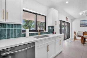 Fridge, microwave, oven, stovetop - Casa Mimosa Family Tropical Oasis with Pool (Miami)