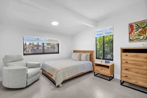 Desk, iron/ironing board, WiFi, bed sheets - Casa Mimosa Family Tropical Oasis with Pool (Miami)