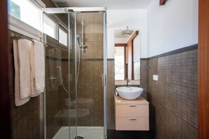 Dusche, Haartrockner, Handtücher, Seife