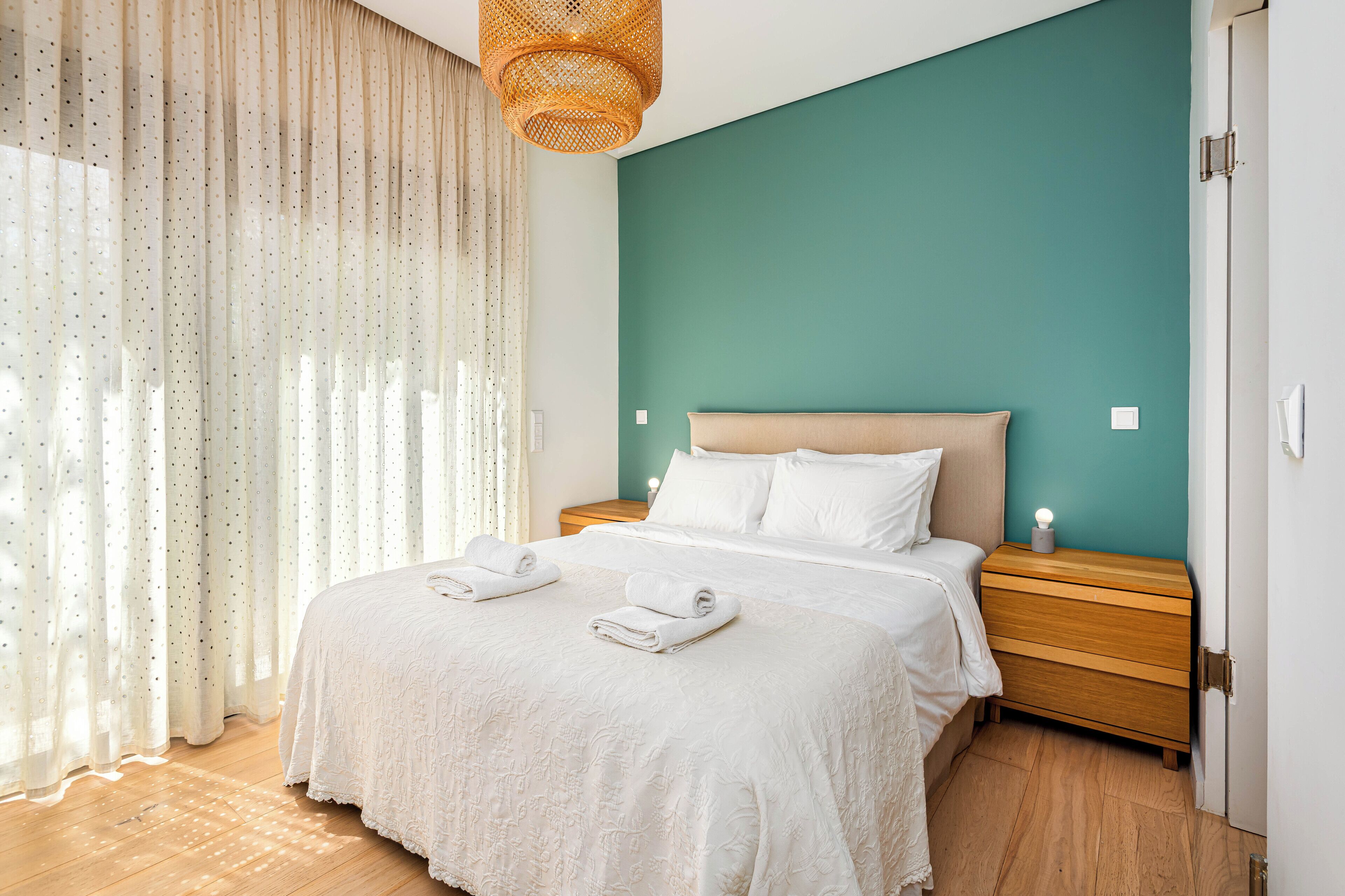 Deluxe Apartment, Garden View | Meja, ruang kerja komputer riba, langsir/tirai gelap terus 