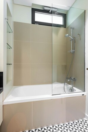 Deluxe Apartment, Garden View | Bathroom - Rare Koukaki garden flat near Acropolis (Athens)