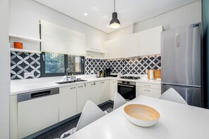 Appartamento Deluxe, vista giardino | Cucina privata | Frigorifero con congelatore, microonde, forno, piano cottura
